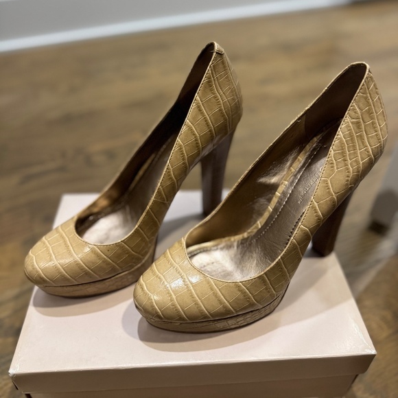 BCBG- BG JODIE Barley colored Croco Pumps, Size 8 1/2 - Picture 1 of 4